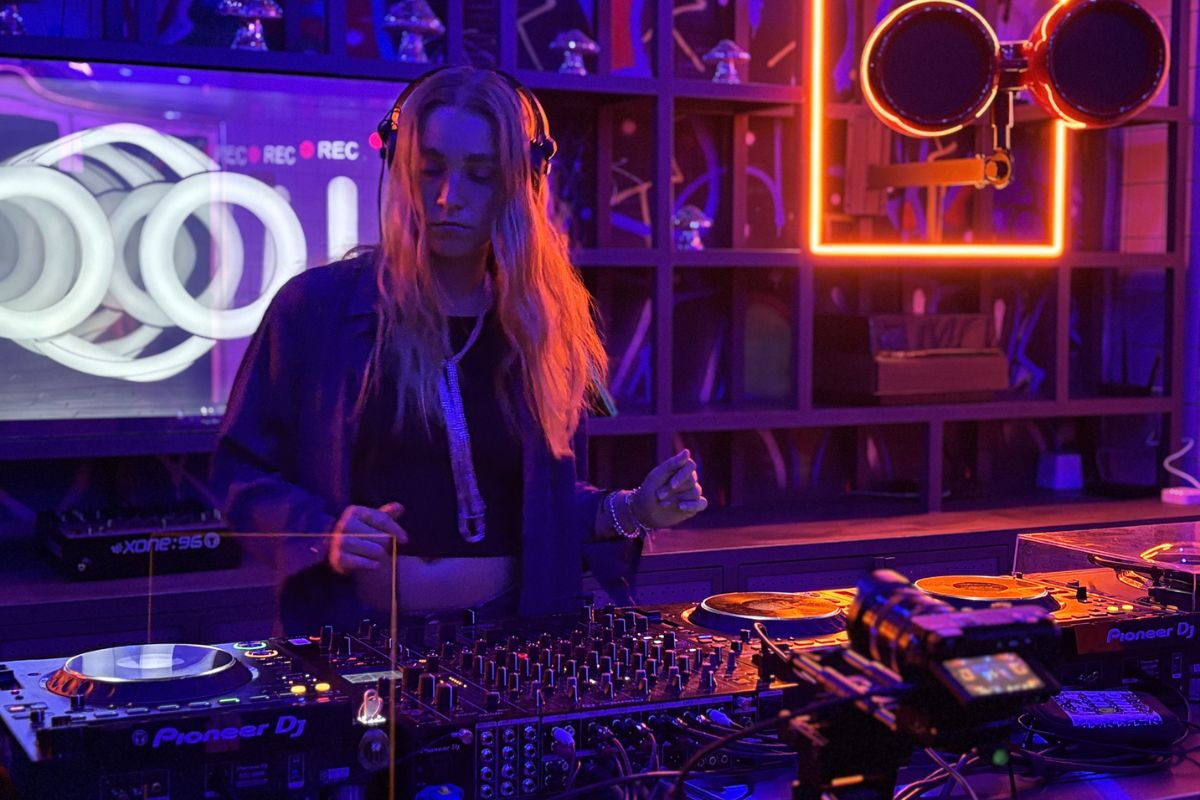 DE DJ A PRODUCTOR DE DJ A PRODUCTOR: CÓMO PRACTICAR DJING TE PUEDE LLEVAR A CREAR MÚSICA