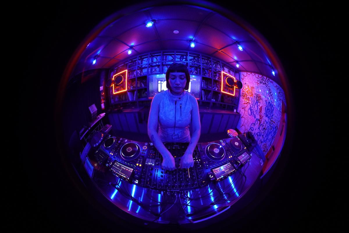 DE DJ A PRODUCTOR: CÓMO PRACTICAR DJING TE PUEDE LLEVAR A CREAR MÚSICA