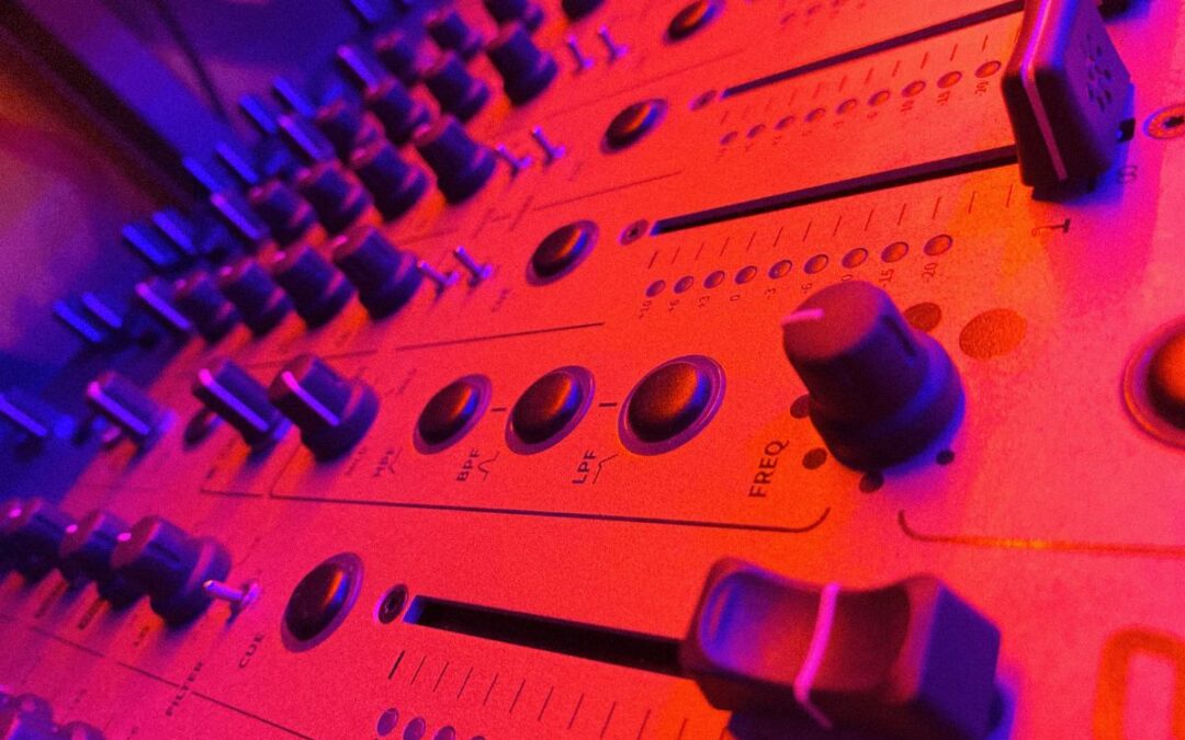 DJ ¿Y SI DEJARAS DE EVITAR LA CÁMARA?