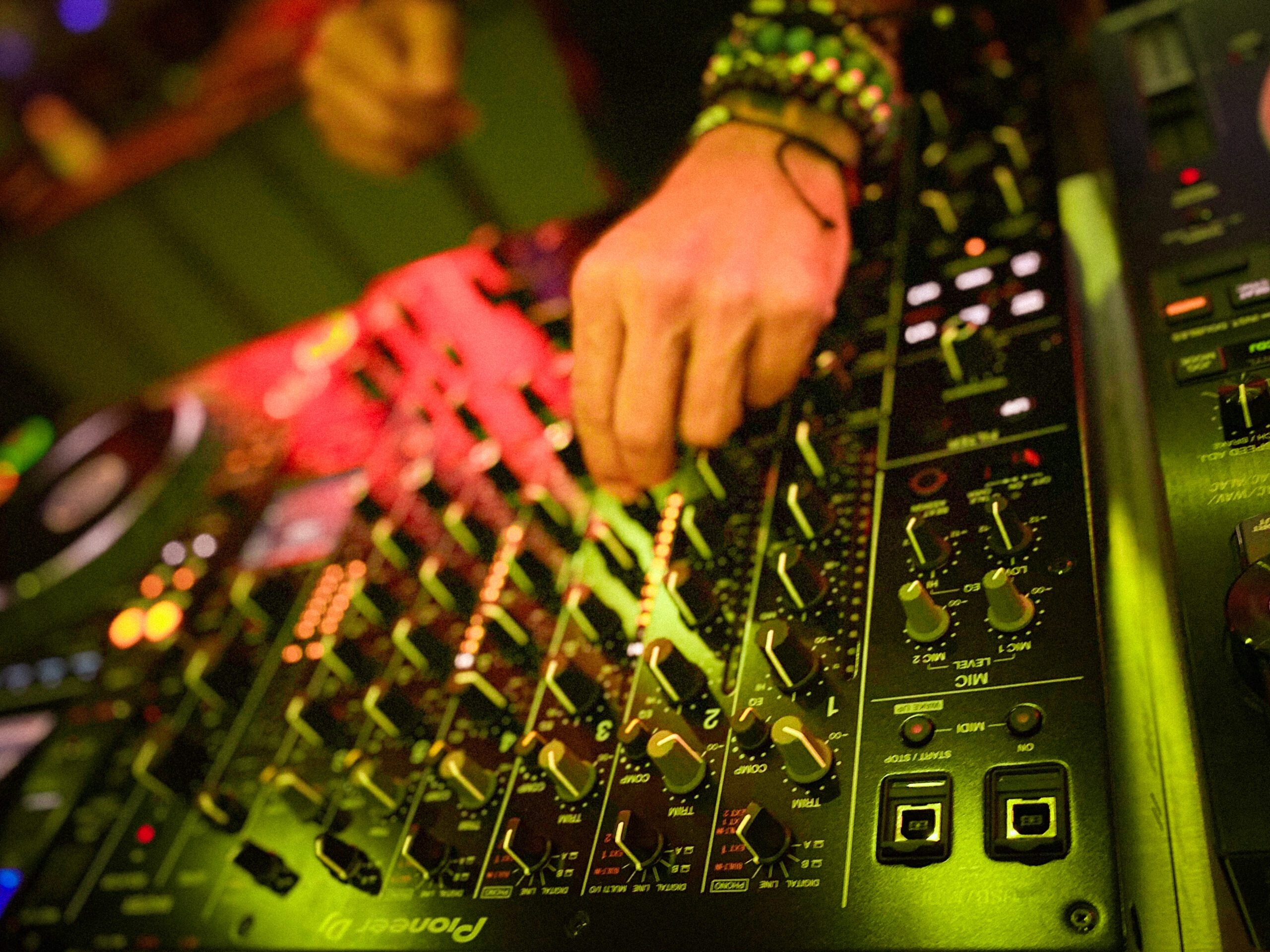 DJ utilizando equipo Pioneer